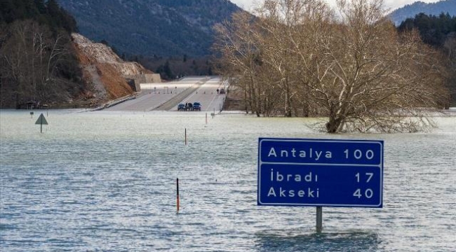 Konya-Antalya yolu sular altında: Trafik levhaları suya gömüldü, yol ulaşıma kapalı