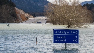 Konya-Antalya yolu sular altında: Trafik levhaları suya gömüldü, yol ulaşıma kapalı