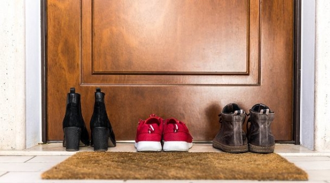 Kapı önüne ayakkabı bırakıyorsanız dikkat: Evinizden bile olabilirsiniz