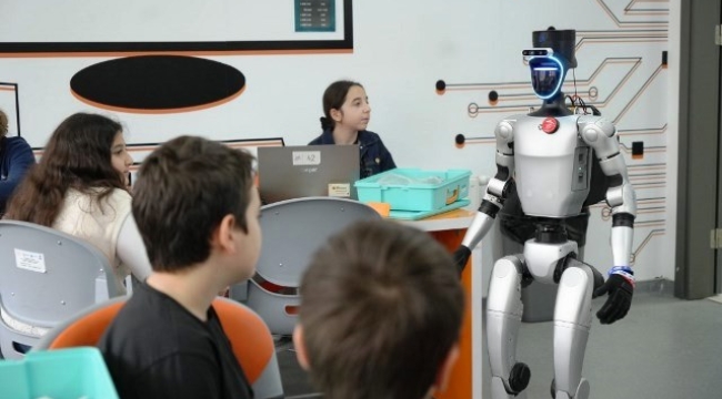 Türkiye'nin nüfusa kaydedilen ilk robotu şimdi de işe başladı