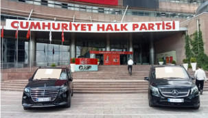 CHP iki minibüsü satışa çıkardı: 'Satılık haram araç' yazısı dikkat çekti