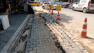 Cuma Pazarı'nda alt yapı çilesi esnafı isyan ettirdi